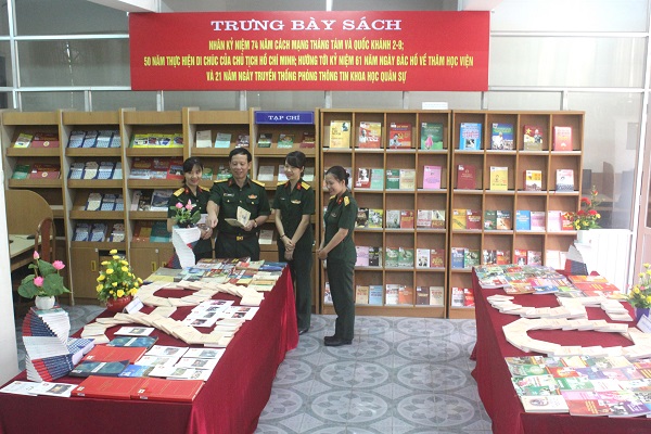 Phòng Thông tin Khoa học quân sự tổ chức trưng bày sách chào mừng các ngày lễ lớn