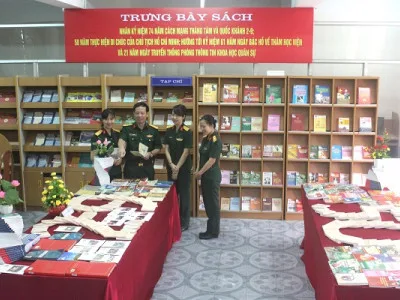 Phòng Thông tin Khoa học quân sự tổ chức trưng bày sách chào mừng các ngày lễ lớn