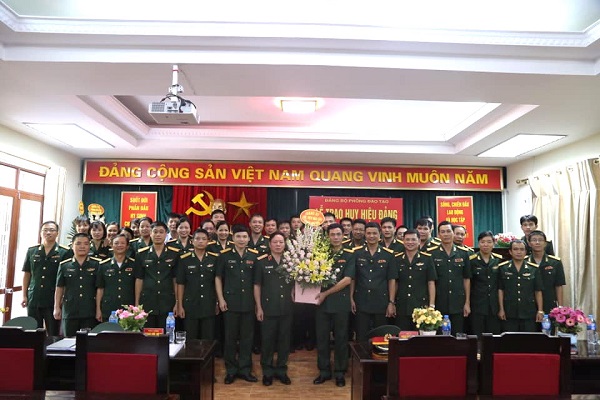 Lễ trao tặng Huy hiệu Đảng cho đồng chí Đại tá Phan Tùng Sơn - Phó Giám đốc Học viện.