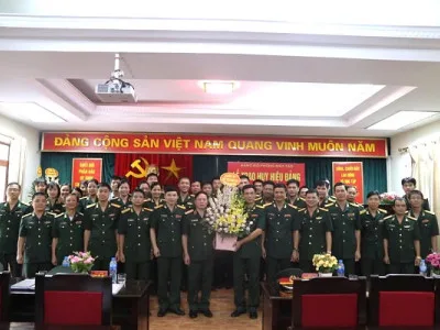 Lễ trao tặng Huy hiệu Đảng cho đồng chí Đại tá Phan Tùng Sơn - Phó Giám đốc Học viện.