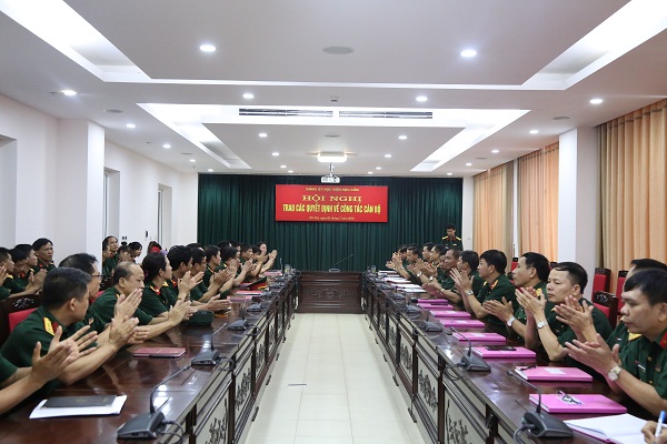 ĐẢNG ỦY HỌC VIỆN HẬU CẦN  TRAO CÁC QUYẾT ĐỊNH VỀ CÔNG TÁC CÁN BỘ