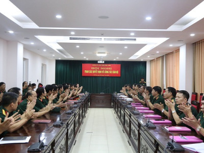 ĐẢNG ỦY HỌC VIỆN HẬU CẦN  TRAO CÁC QUYẾT ĐỊNH VỀ CÔNG TÁC CÁN BỘ