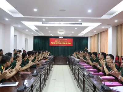 ĐẢNG ỦY HỌC VIỆN HẬU CẦN  TRAO CÁC QUYẾT ĐỊNH VỀ CÔNG TÁC CÁN BỘ