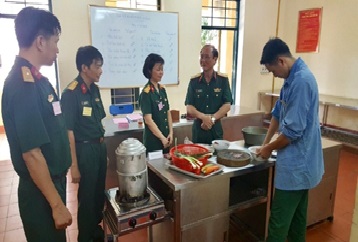 KHOA QUÂN NHU TỔ CHỨC TỐT KÌ THI TỐT NGHIỆP THỰC HÀNH CHẾ BIẾN MÓN ĂN CHO LỚP TRUNG CẤP NẤU ĂN