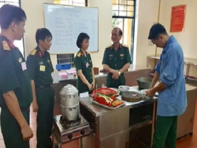 KHOA QUÂN NHU TỔ CHỨC TỐT KÌ THI TỐT NGHIỆP THỰC HÀNH CHẾ BIẾN MÓN ĂN CHO LỚP TRUNG CẤP NẤU ĂN