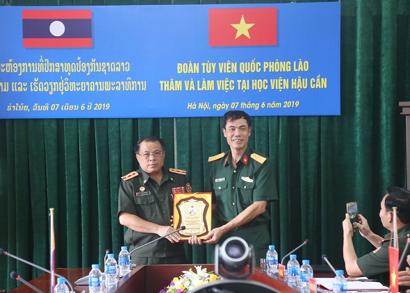 ĐOÀN TÙY VIÊN QUỐC PHÒNG LÀO THĂM VÀ LÀM VIỆC  TẠI HỌC VIỆN HẬU CẦN