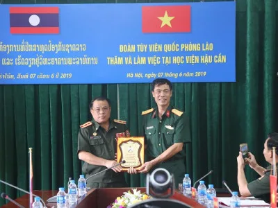 ĐOÀN TÙY VIÊN QUỐC PHÒNG LÀO THĂM VÀ LÀM VIỆC  TẠI HỌC VIỆN HẬU CẦN
