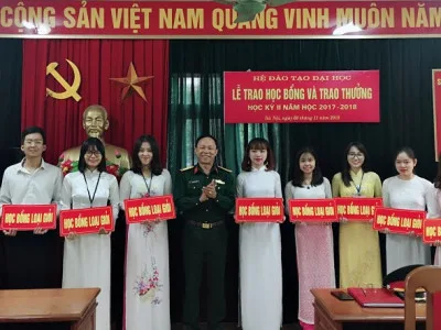 GƯƠNG SINH VIÊN NGHÈO VÀ NGHỊ LỰC VƯỢT KHÓ