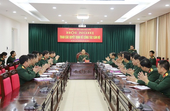 HỌC VIỆN HẬU CẦN  TRAO CÁC QUYẾT ĐỊNH VỀ CÔNG TÁC CÁN BỘ