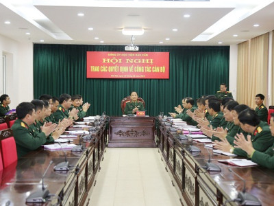 HỌC VIỆN HẬU CẦN  TRAO CÁC QUYẾT ĐỊNH VỀ CÔNG TÁC CÁN BỘ