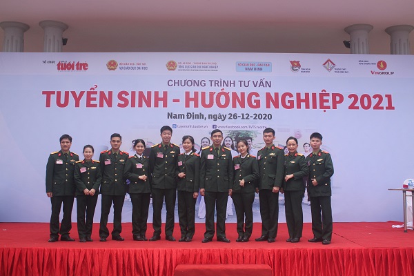 THỦ TRƯỞNG HỌC VIỆN CHÚC TẾT ĐÊM GIAO THỪA