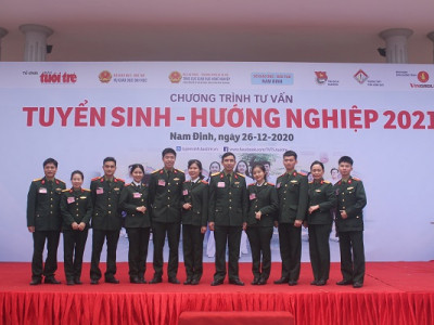 THỦ TRƯỞNG HỌC VIỆN CHÚC TẾT ĐÊM GIAO THỪA