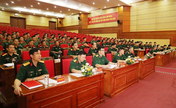 HỌC VIỆN HẬU CẦN TRAO TẶNG TÀI LIỆU, HIỆN VẬT TRUYỀN THỐNG