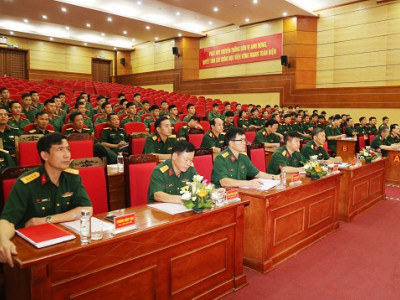 TRAO HUY HIỆU 40 NĂM TUỔI ĐẢNG TẶNG TRUNG TƯỚNG HÀ TUẤN VŨ