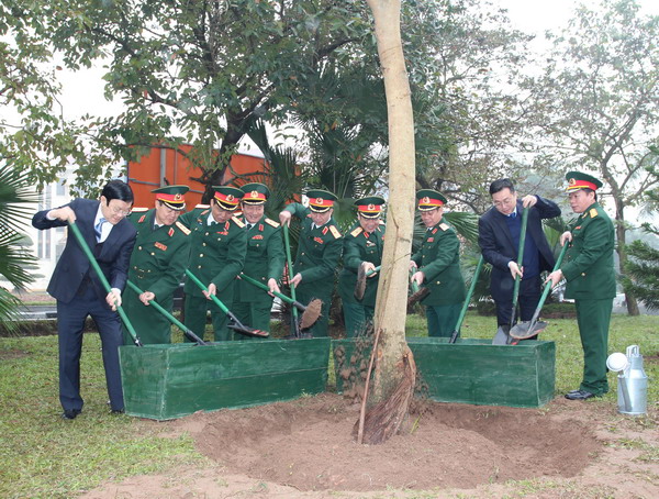 CHỦ TỊCH NƯỚC TRƯƠNG TẤN SANG THĂM, CHÚC TẾT HỌC VIỆN HẬU CẦN
