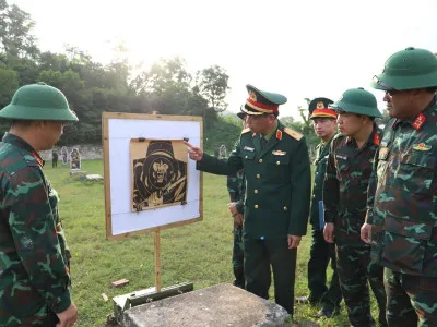 HỌC VIÊN KHÓA 32 BÌNH TĨNH, TỰ TIN, HOÀN THÀNH XUẤT SẮC NHIỆM VỤ KIỂM TRA BẮN ĐẠN THẬT SÚNG TIỂU LIÊN AK