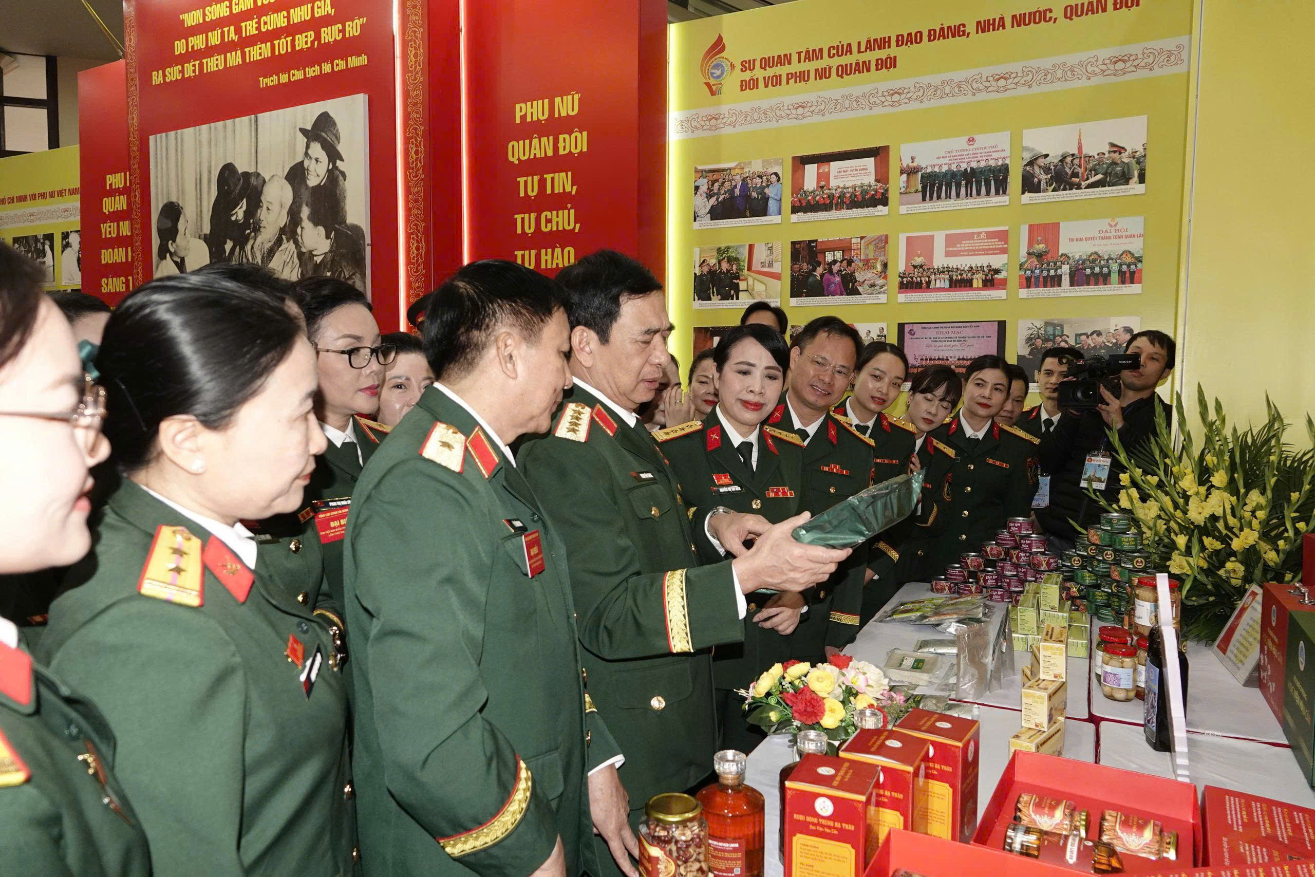 ĐOÀN ĐẠI BIỂU HỌC VIỆN HẬU CẦN THAM DỰ ĐẠI HỘI ĐẠI BIỂU PHỤ NỮ QUÂN ĐỘI LẦN THỨ VIII