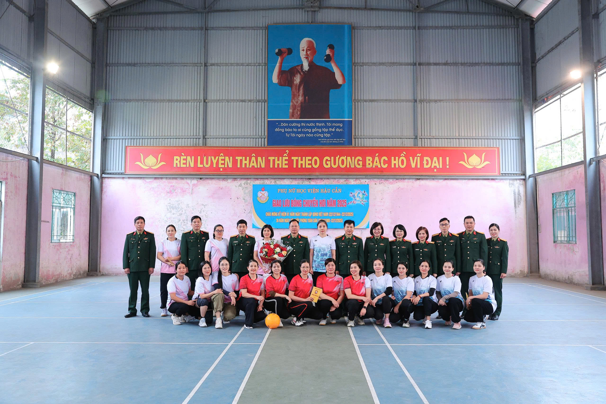 PHỤ NỮ HỌC VIỆN HẬU CẦN SÔI NỔI GIAO LƯU BÓNG CHUYỀN HƠI NỮ