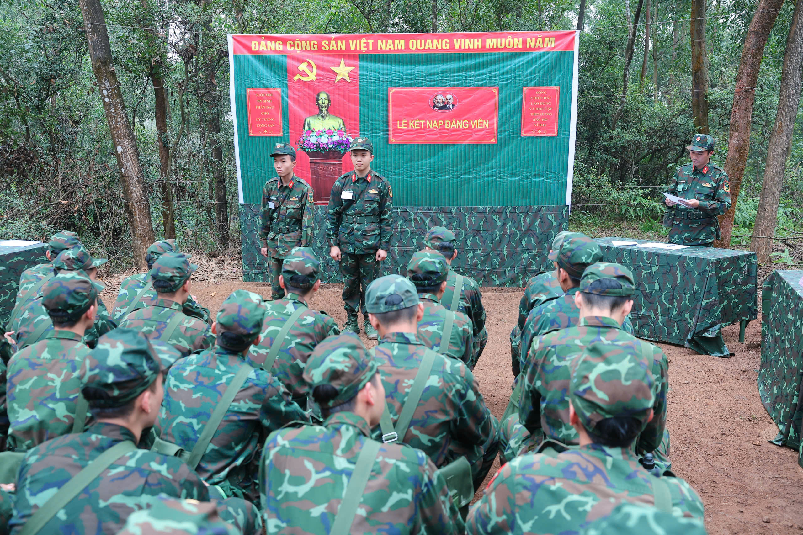 GIỮA THAO TRƯỜNG ĐỎ LỬA,  NHỮNG LỜI THỀ SON SẮT VỚI ĐẢNG VẪN VỌNG VANG