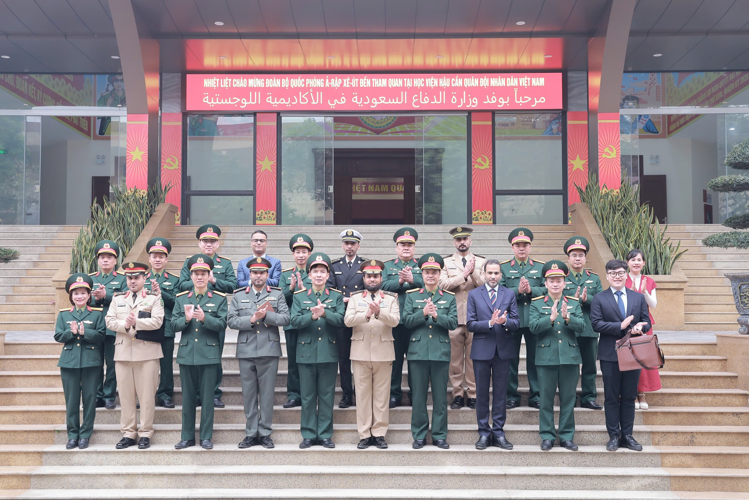 ĐOÀN BỘ QUỐC PHÒNG Ả-RẬP XÊ-ÚT ĐẾN THAM QUAN TẠI HỌC VIỆN HẬU CẦN