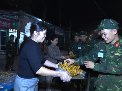 NHỮNG TẤM LÒNG ẤM ÁP TIẾP SỨC BỘ ĐỘI TRÊN ĐƯỜNG HÀNH QUÂN
