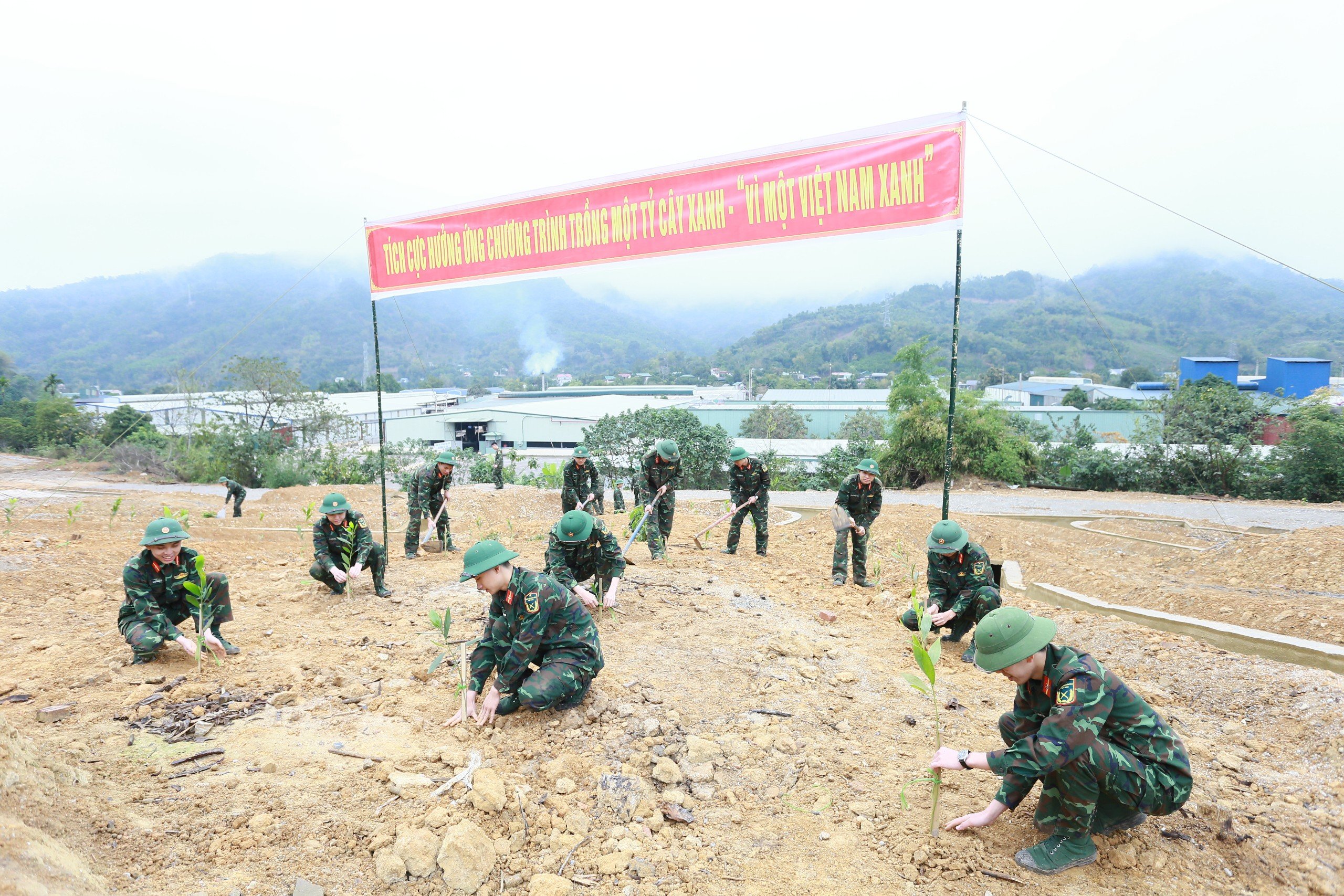 TIỂU ĐOÀN 2, HỌC VIỆN HẬU CẦN HƯỞNG ỨNG LỄ PHÁT ĐỘNG “TẾT TRỒNG CÂY, ĐỜI ĐỜI NHỚ ƠN BÁC HỒ”