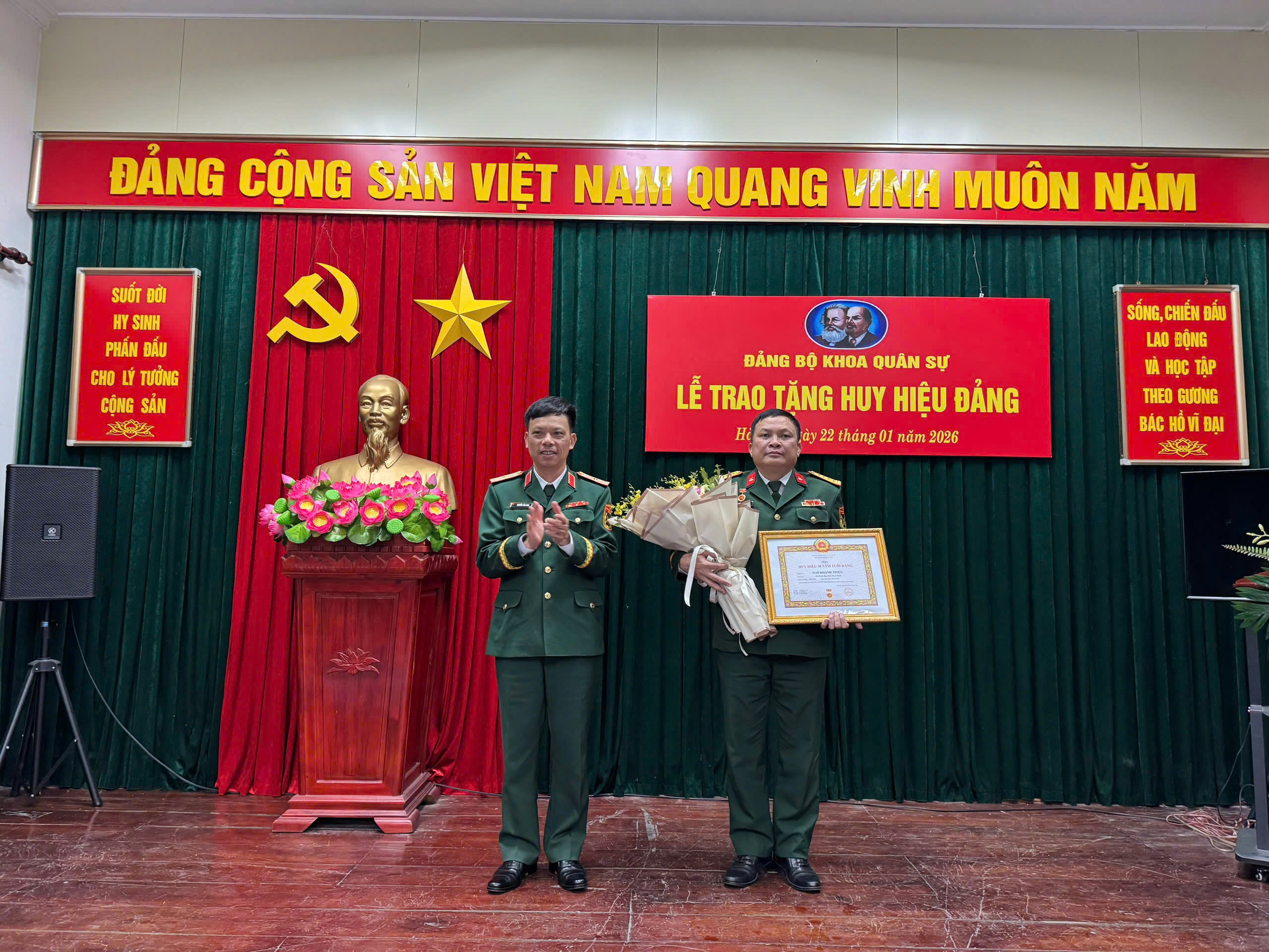 HUY HIỆU 30 NĂM TUỔI ĐẢNG - DẤU MỐC CỦA NIỀM TIN VÀ CỐNG HIẾN