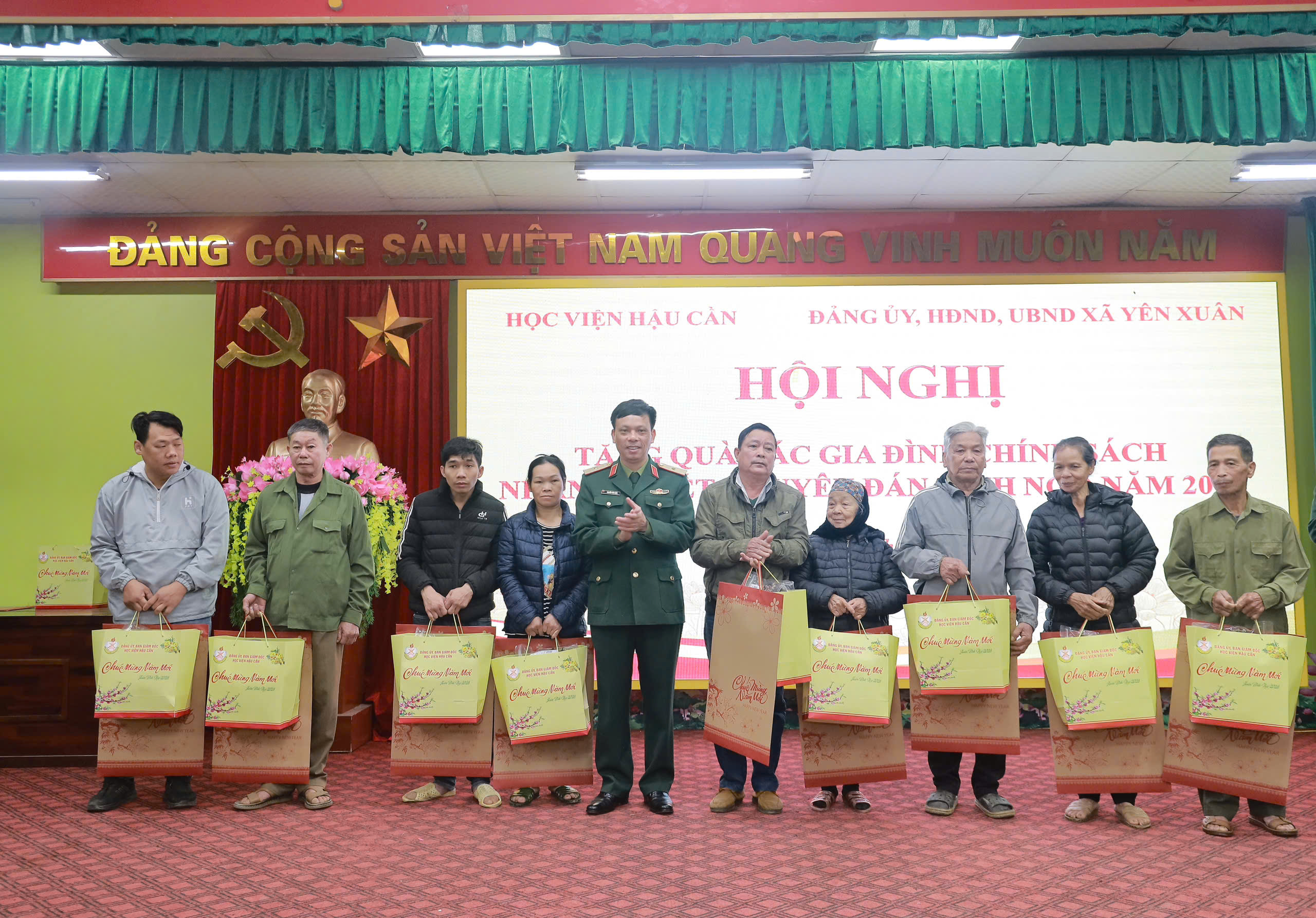 HỌC VIỆN HẬU CẦN MANG XUÂN ẤM ĐẾN VỚI ĐỊA PHƯƠNG