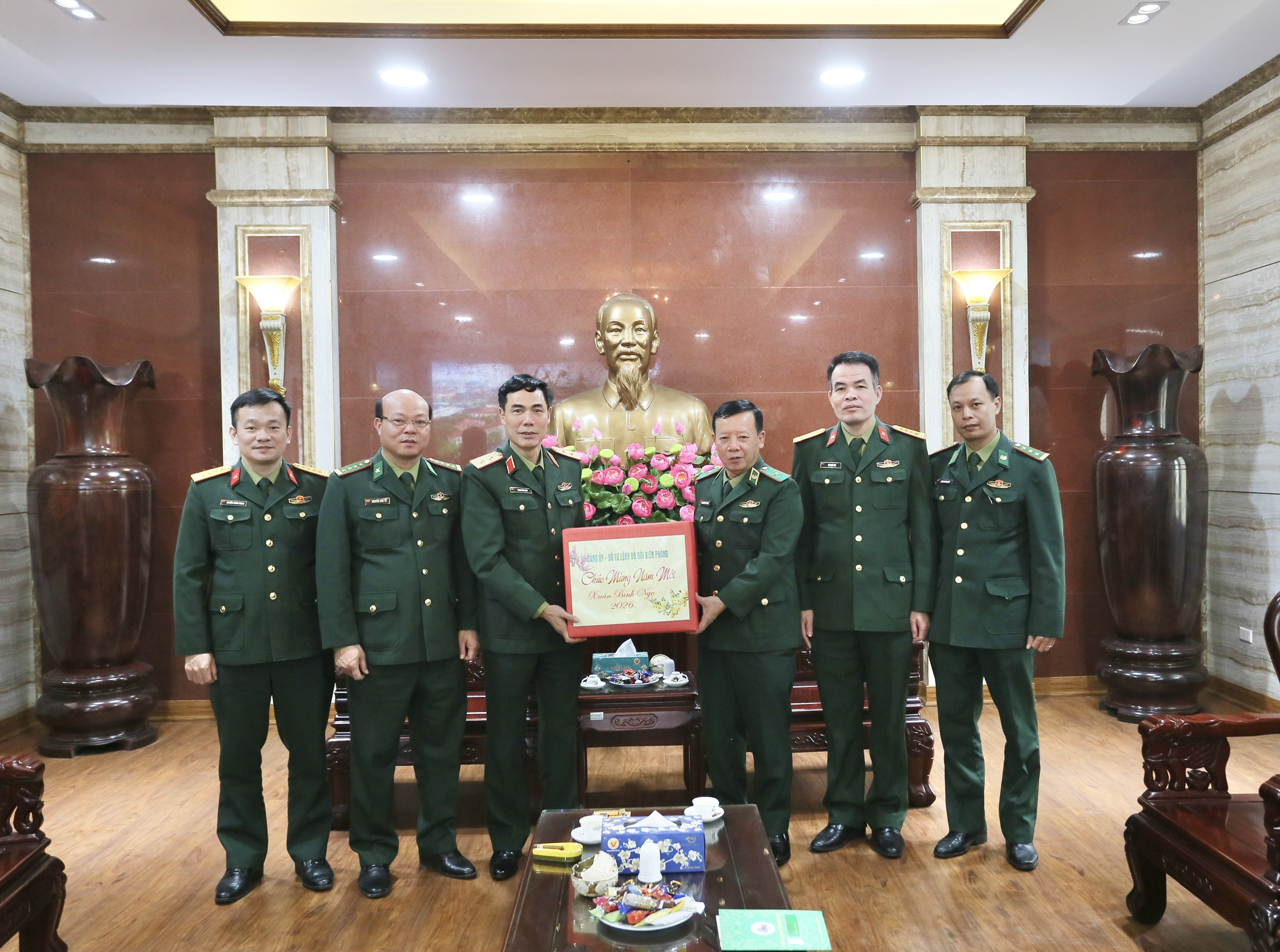 NHIỀU CƠ QUAN, ĐƠN VỊ TRONG QUÂN ĐỘI THĂM, CHÚC TẾT HỌC VIỆN HẬU CẦN