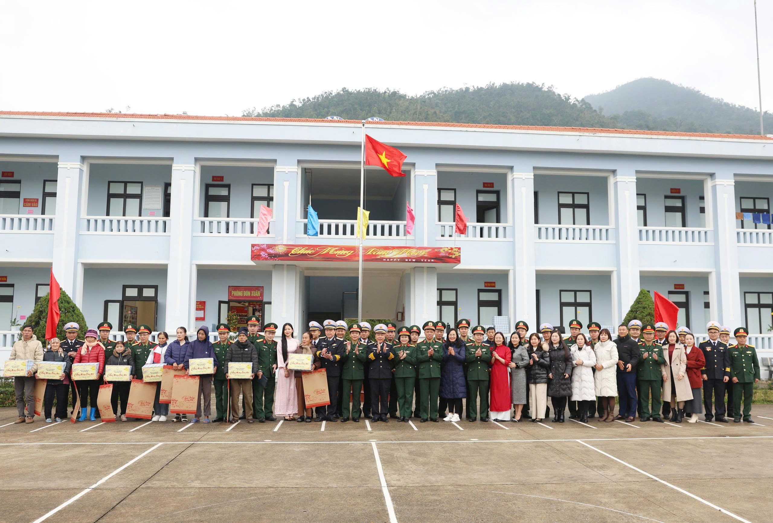 HỌC VIỆN HẬU CẦN MANG TẾT ĐẾN VỚI CÁN BỘ, CHIẾN SĨ VÀ NHÂN DÂN NƠI ĐẢO XA