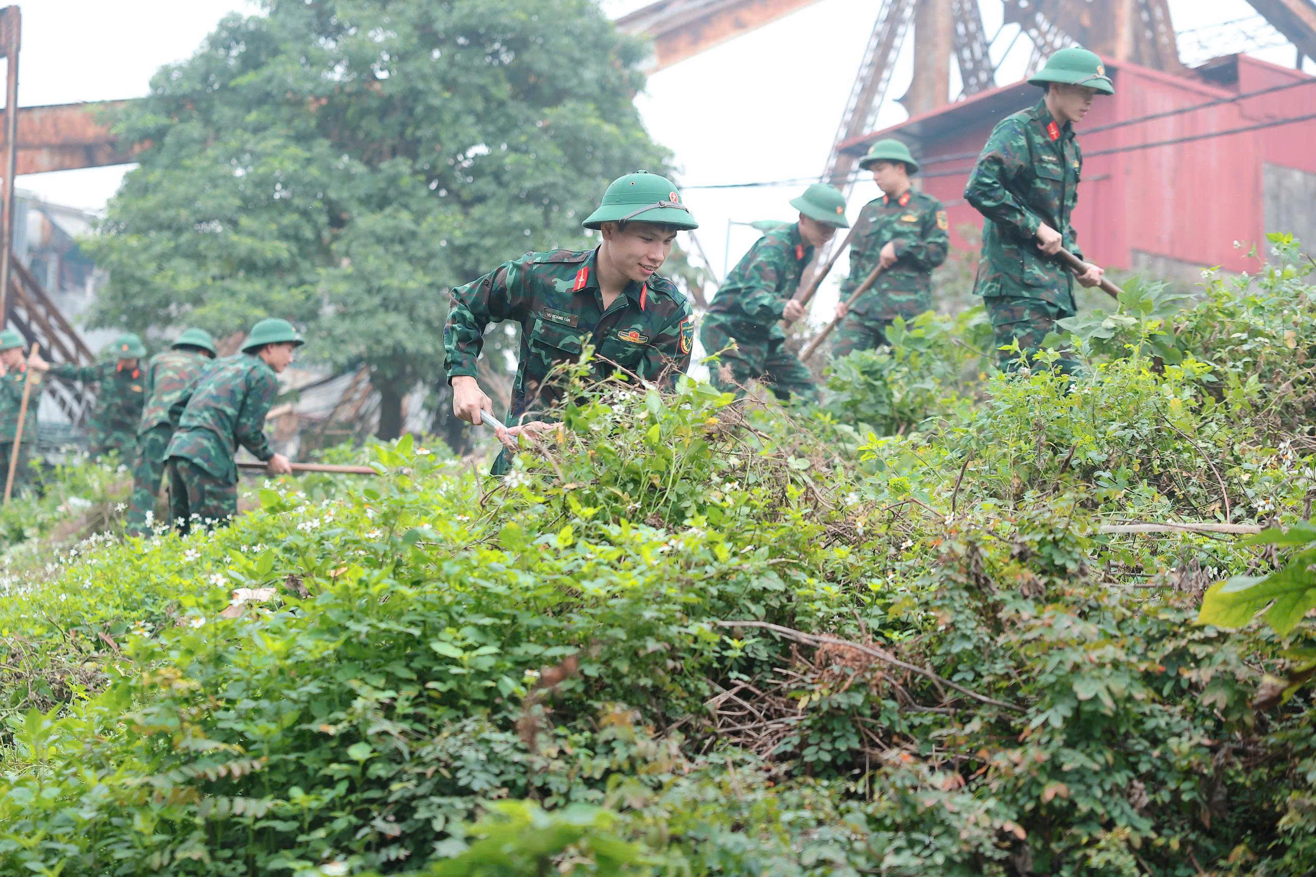 TUỔI TRẺ TIỂU ĐOÀN 3, HỌC VIỆN HẬU CẦN PHỐI HỢP XUNG KÍCH LÀM ĐẸP ĐÔ THỊ