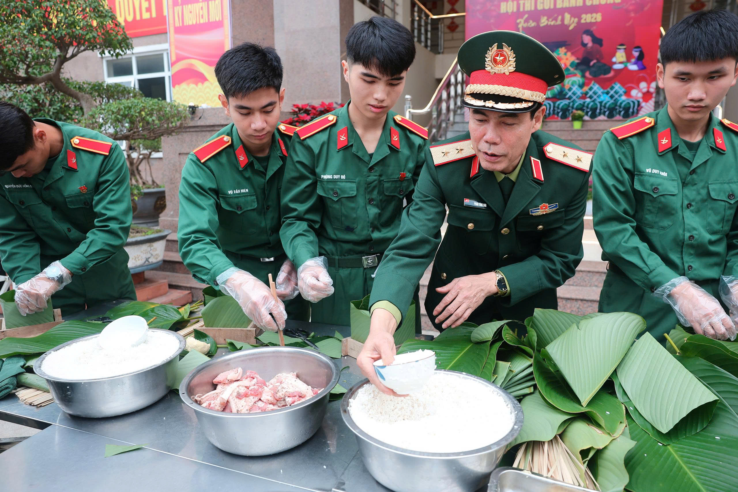 GIỮ HỒN TẾT VIỆT QUA HỘI THI GÓI BÁNH CHƯNG Ở HỌC VIỆN HẬU CẦN