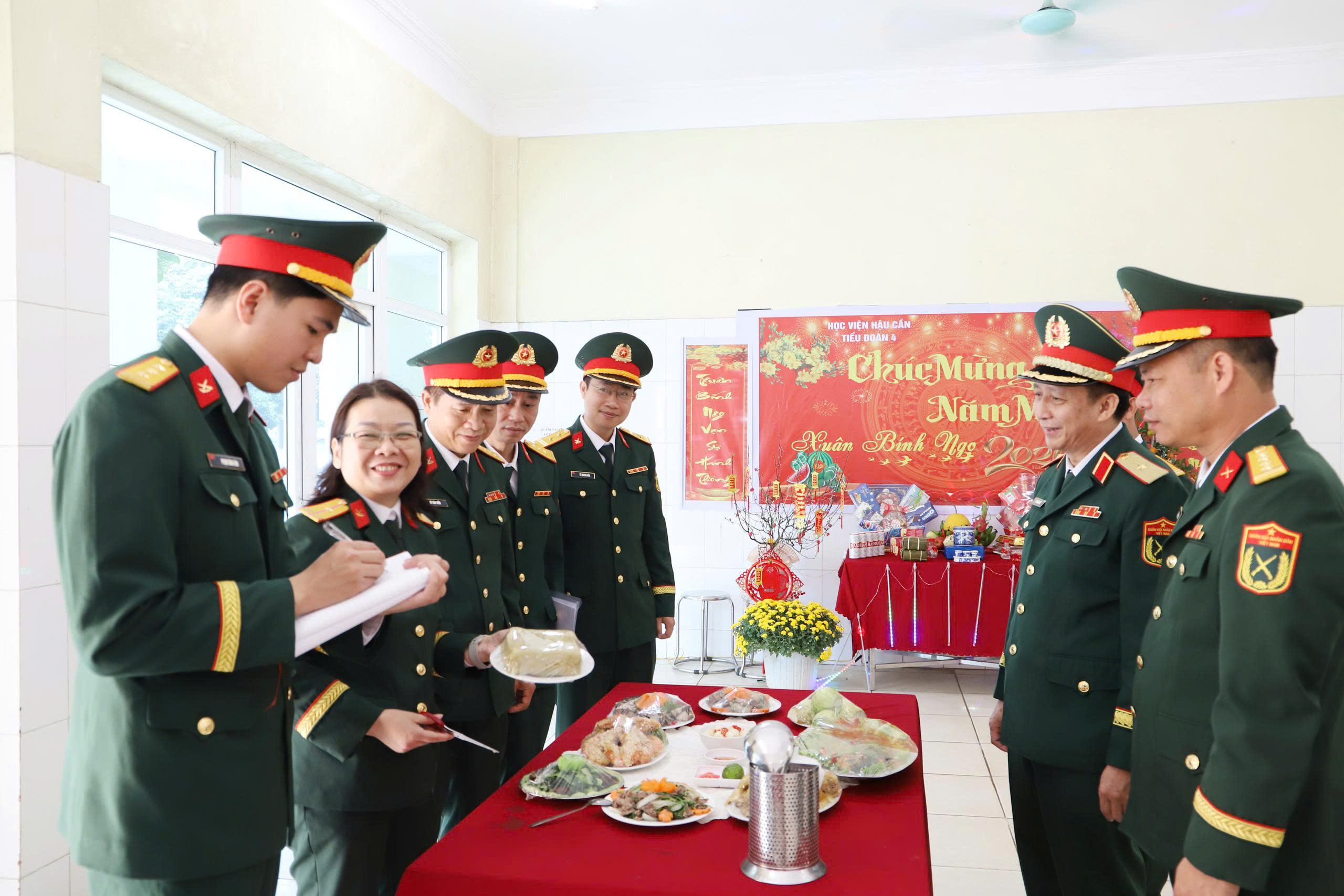 HỌC VIỆN HẬU CẦN ĐÓN TẾT NGUYÊN ĐÁN TRONG KHÔNG KHÍ HỌC ĐI ĐÔI VỚI HÀNH