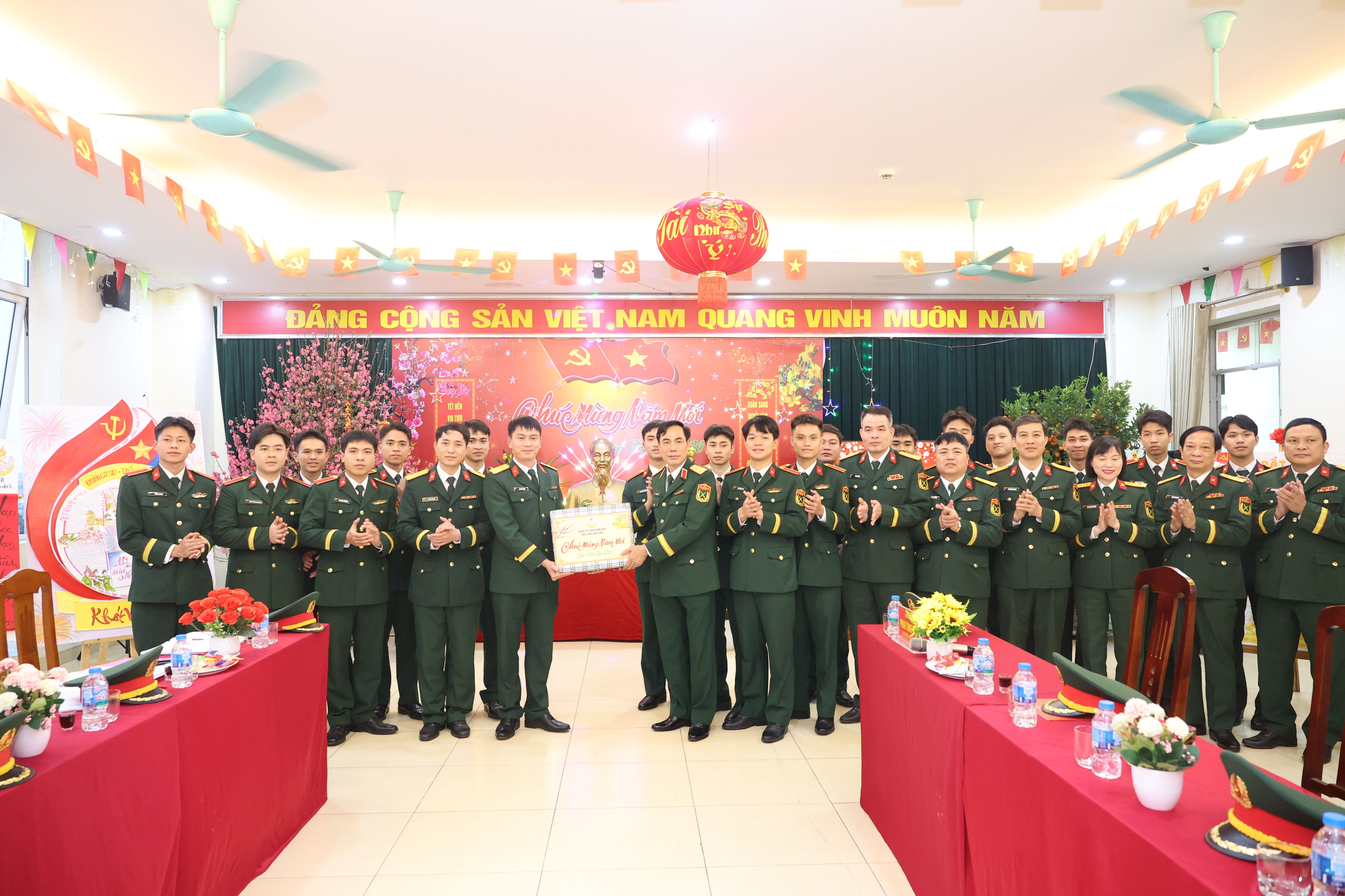 LÃNH ĐẠO HỌC VIỆN HẬU CẦN THĂM, CHÚC TẾT CÁC ĐƠN VỊ TRỰC TẾT