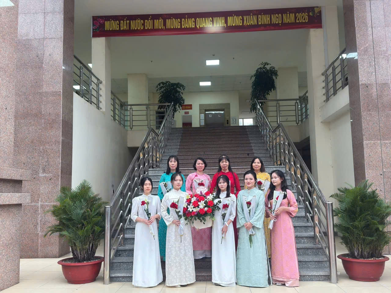 PHỤ NỮ HỌC VIỆN HẬU CẦN VIẾT TIẾP NHỮNG MÙA HOA CỐNG HIẾN