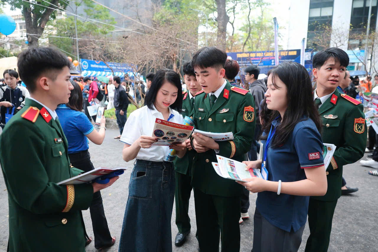 HỌC VIỆN HẬU CẦN THAM GIA NGÀY HỘI TƯ VẤN, TUYÊN TRUYỀN, HƯỚNG NGHIỆP TUYỂN SINH NĂM 2026