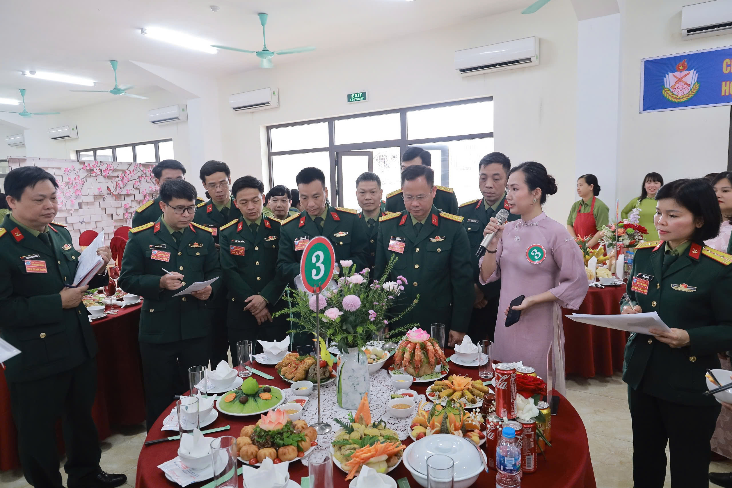 "MÂM CƠM SUM VẦY" ẤM TÌNH ĐỒNG ĐỘI