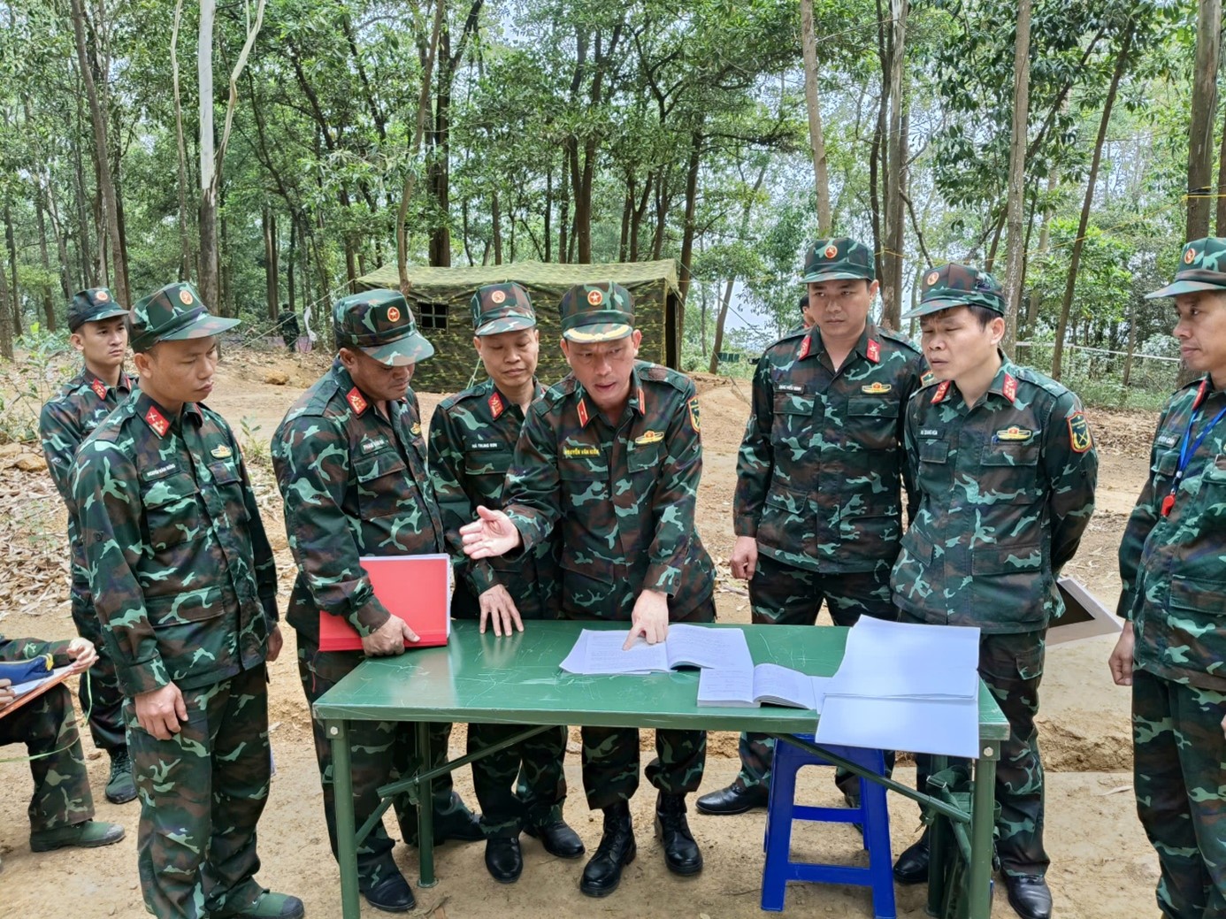 KIỂM TRA HUẤN LUYỆN DÃ NGOẠI TẠI LINH THÔNG VÀ KHU VỰC 3: NÂNG CAO CHẤT LƯỢNG GIẢNG DẠY, HUẤN LUYỆN SÁT THỰC TIỄN