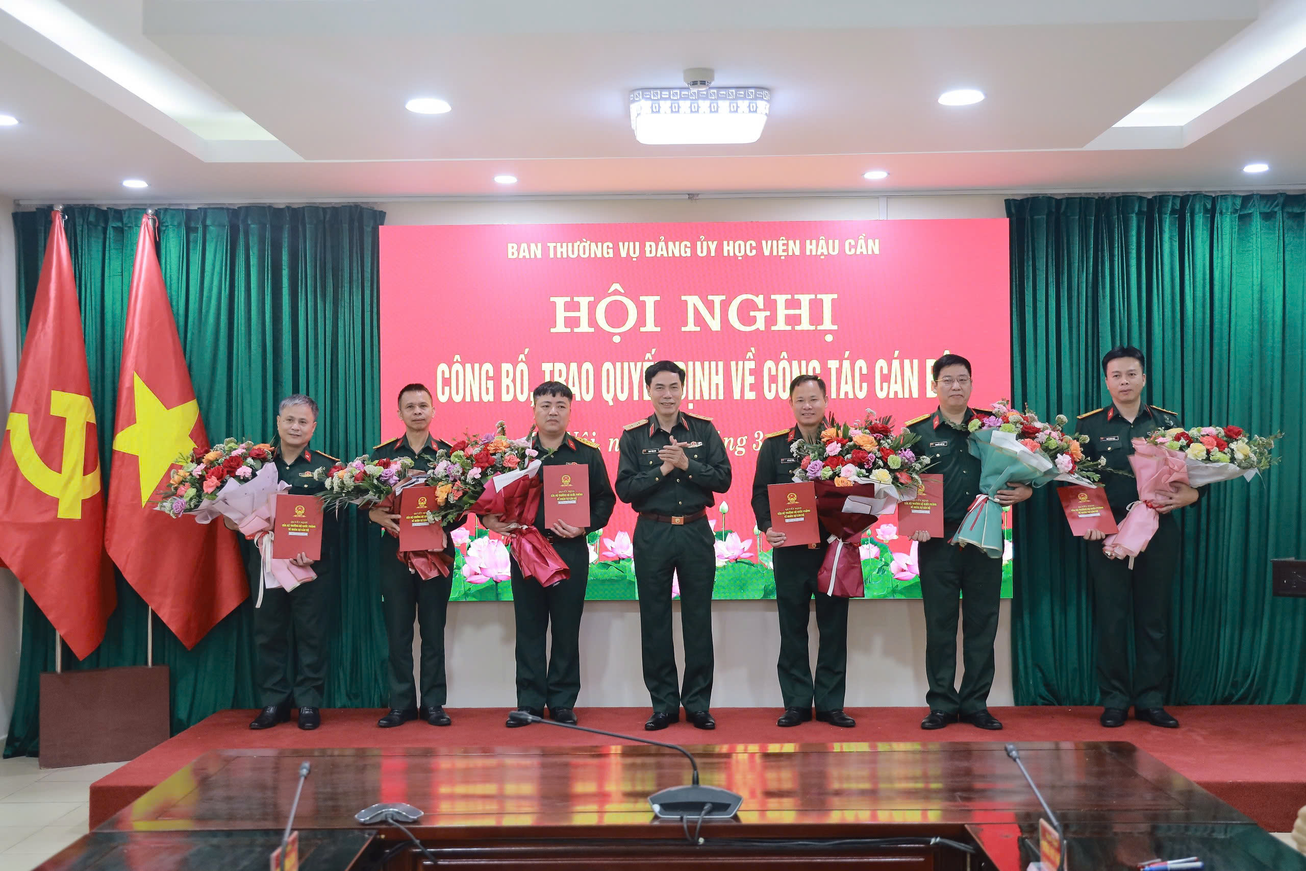 HỌC VIỆN HẬU CẦN TRAO QUYẾT ĐỊNH CÔNG TÁC CÁN BỘ