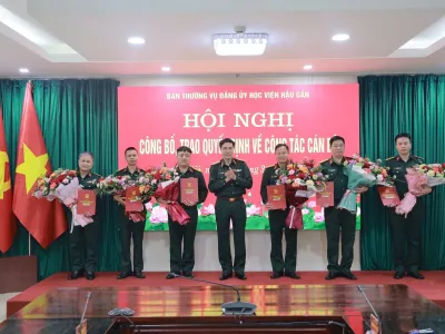 HỌC VIỆN HẬU CẦN TRAO QUYẾT ĐỊNH CÔNG TÁC CÁN BỘ