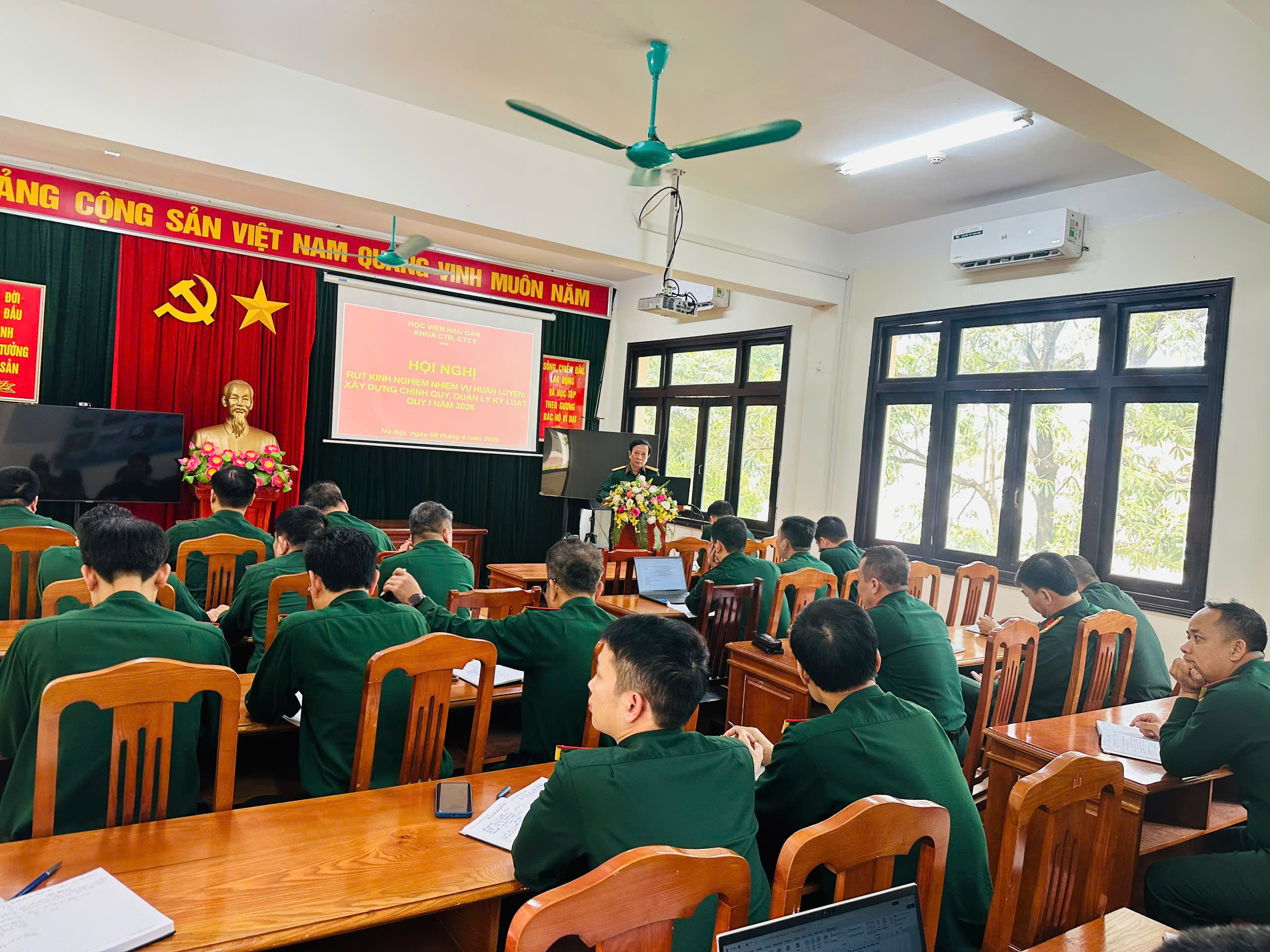 KHOA CÔNG TÁC ĐẢNG, CÔNG TÁC CHÍNH TRỊ TỔ CHỨC HỘI NGHỊ RÚT KINH NGHIỆM NHIỆM VỤ HUẤN LUYỆN; XÂY DỰNG CHÍNH QUY, QUẢN LÝ KỶ LUẬT QUÝ I NĂM 2026