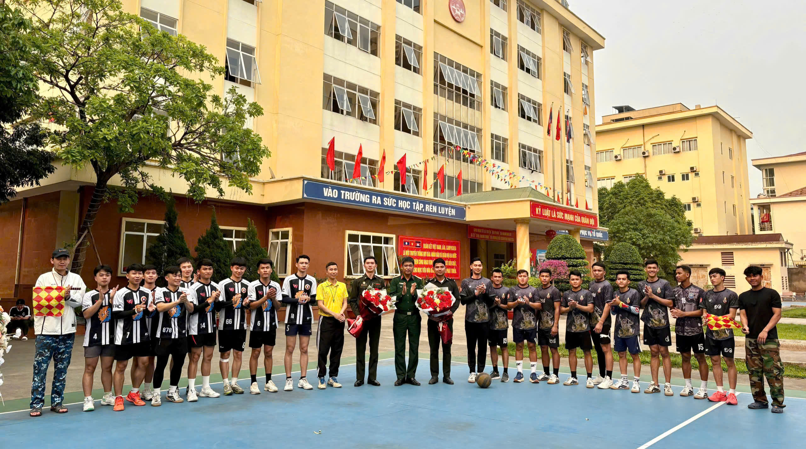 THẮT CHẶT TÌNH ĐOÀN KẾT, HỮU NGHỊ QUỐC TẾ NHÂN DỊP TẾT CỔ TRUYỀN