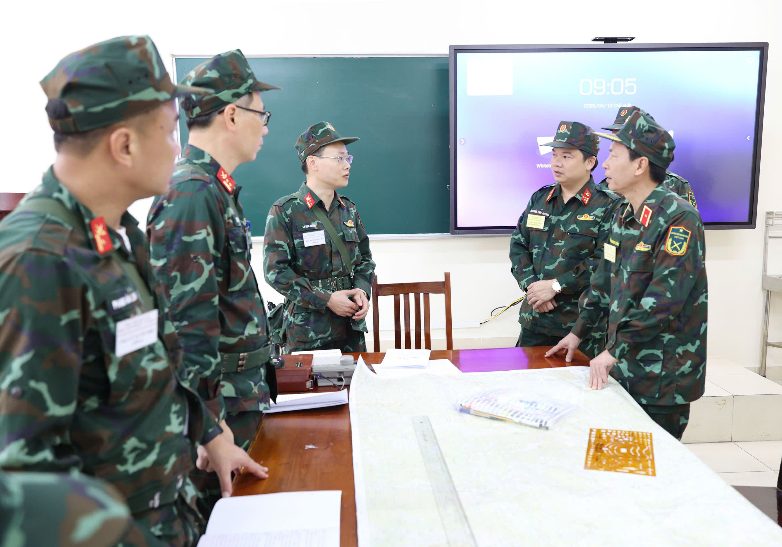 CÁC KHUNG TẬP BÀI TỔ CHỨC GIAO NHIỆM VỤ, XÂY DỰNG VĂN KIỆN CHUYỂN TRẠNG THÁI SẴN SÀNG CHIẾN ĐẤU TỪ THỜI BÌNH TRONG DIỄN TẬP H-26A