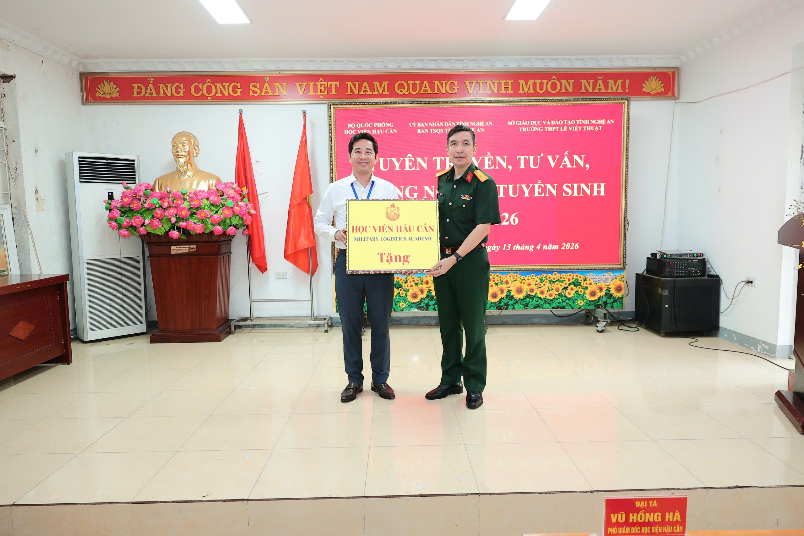 HỌC VIỆN HẬU CẦN THẮP SÁNG ƯỚC MƠ “MÀU XANH ÁO LÍNH” CHO HỌC SINH NGHỆ AN