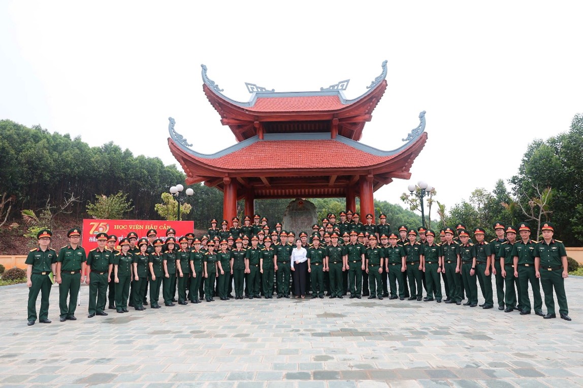 TRỞ VỀ CỘI NGUỒN, TIẾP LỬA TỰ HÀO