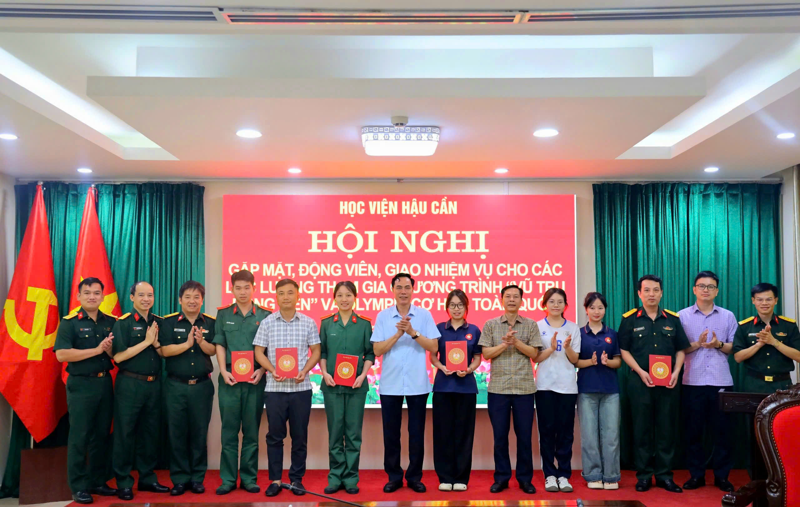 ĐỘNG VIÊN, KHƠI DẬY KHÁT VỌNG CHINH PHỤC ĐỈNH CAO TRI THỨC