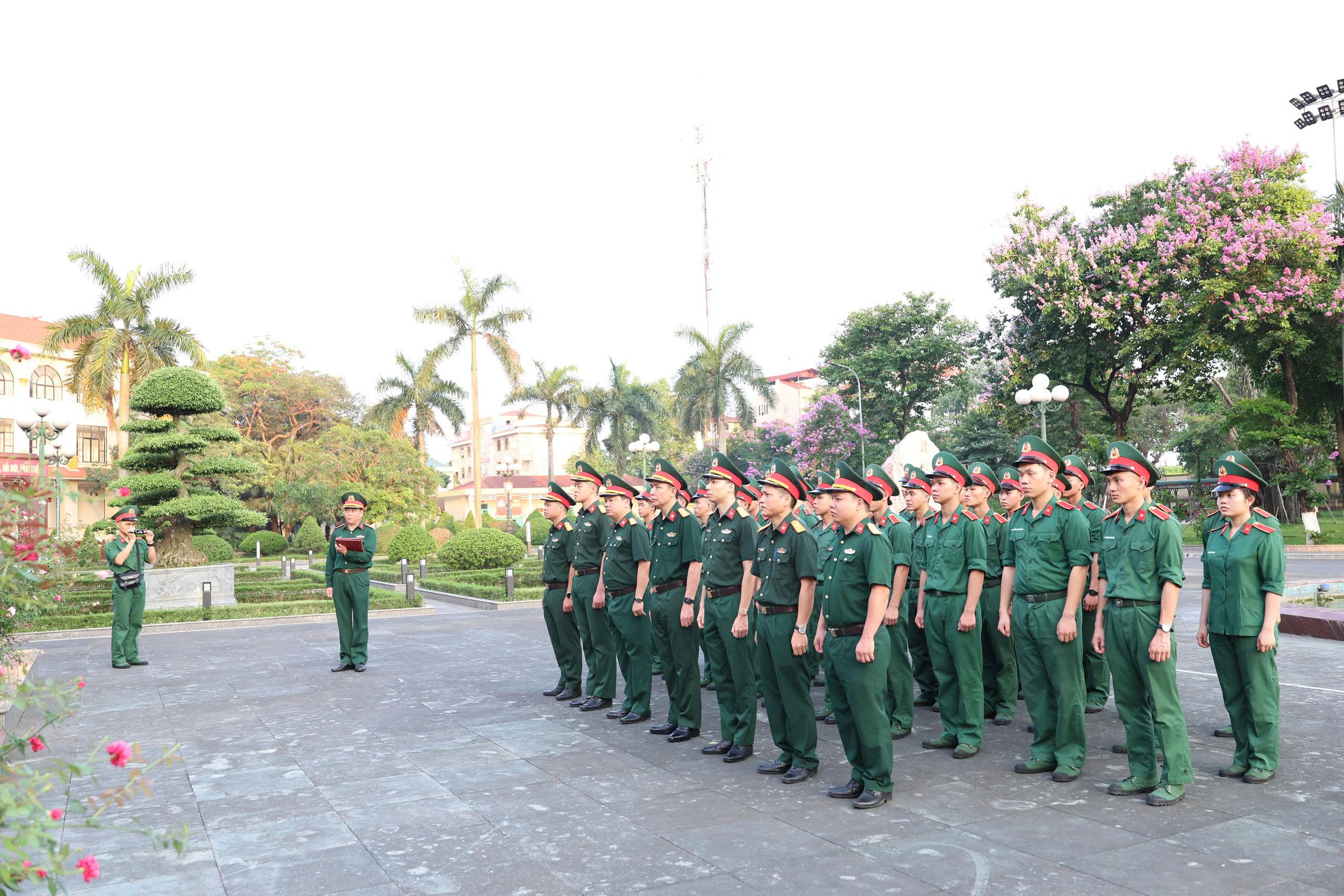 ĐOÀN CÔNG TÁC HỌC VIỆN HẬU CẦN DÂNG HƯƠNG TƯỞNG NIỆM CHỦ TỊCH HỒ CHÍ MINH TRƯỚC CHUYẾN CÔNG TÁC TẠI QUẦN ĐẢO TRƯỜNG SA, NHÀ GIÀN DK1