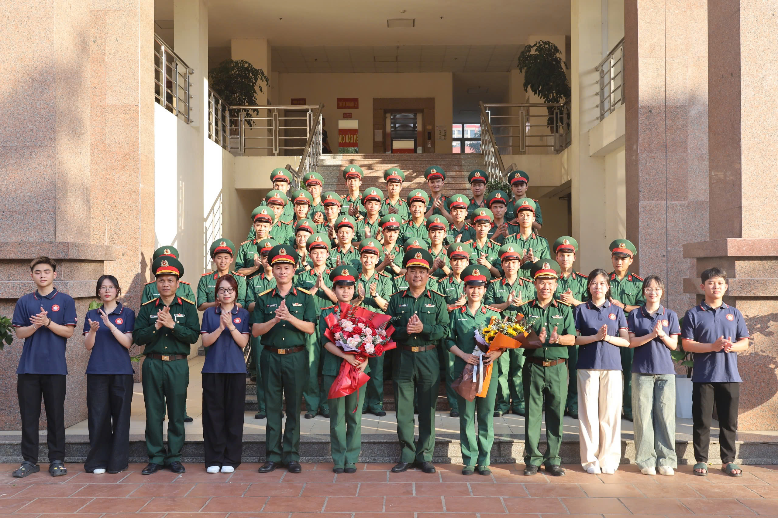 ẤM ÁP NGHĨA TÌNH ĐÓN ĐOÀN CÔNG TÁC THĂM, HỌC TẬP TẠI QUẦN ĐẢO TRƯỜNG SA, NHÀ GIÀN DK1 HOÀN THÀNH XUẤT SẮC NHIỆM VỤ TRỞ VỀ