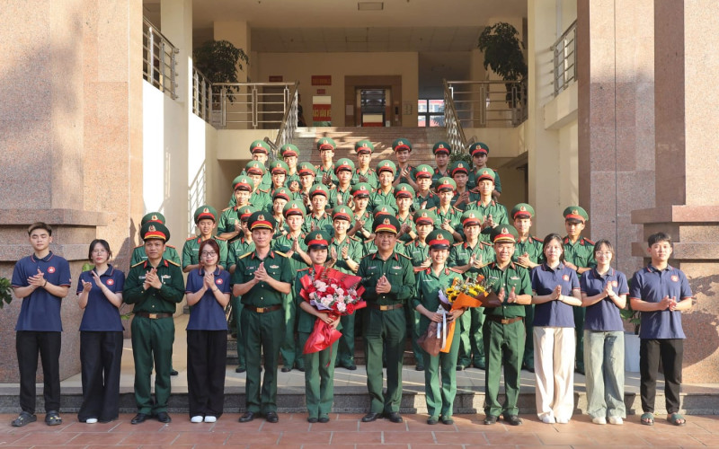 ẤM ÁP NGHĨA TÌNH ĐÓN ĐOÀN CÔNG TÁC THĂM, HỌC TẬP TẠI QUẦN ĐẢO TRƯỜNG SA, NHÀ GIÀN DK1 HOÀN THÀNH XUẤT SẮC NHIỆM VỤ TRỞ VỀ