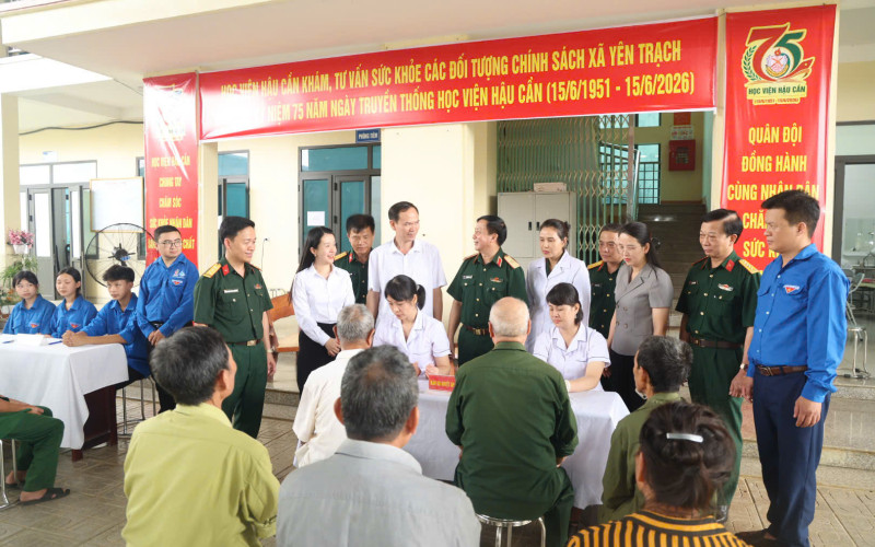 HỌC VIỆN HẬU CẦN TRI ÂN GIA ĐÌNH CHÍNH SÁCH, TẶNG QUÀ HỌC SINH NGHÈO TẠI THÁI NGUYÊN
